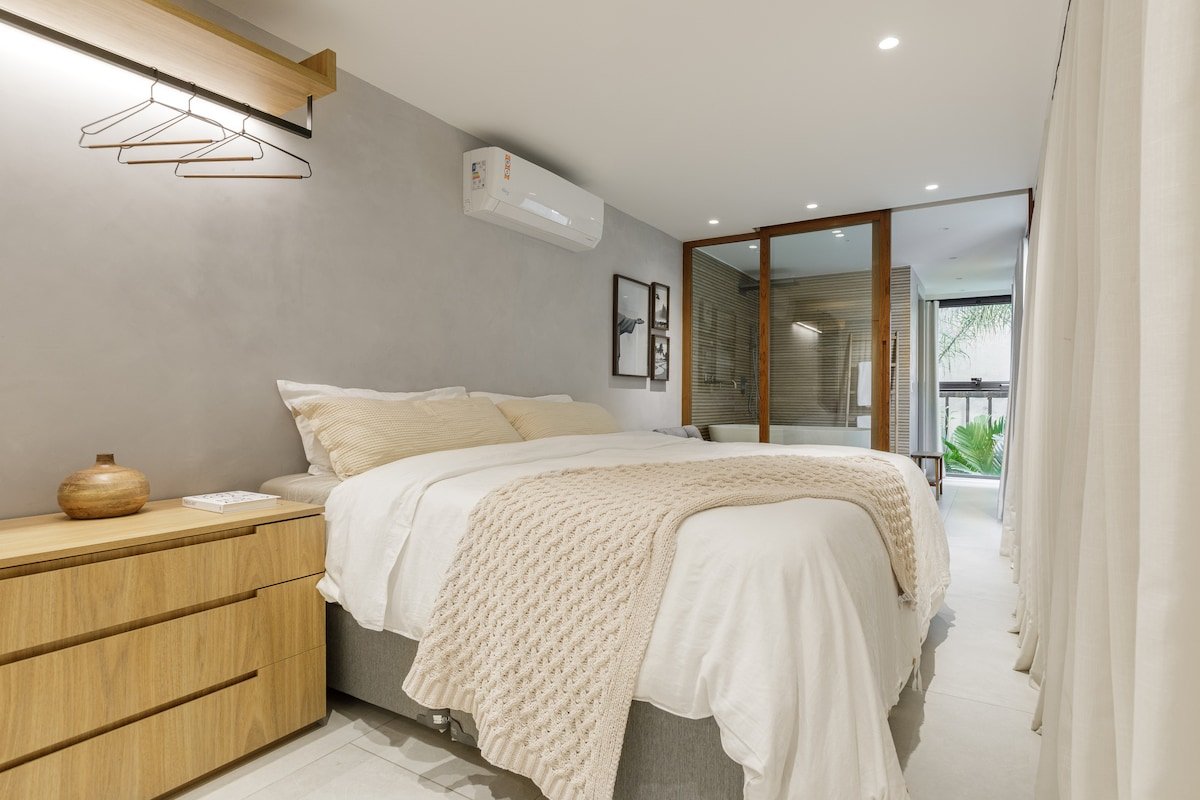 Oceanfront building: your cozy home on the beach! gallery image 4