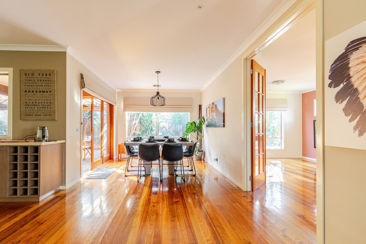 Tropical Oasis with spa and Cinema room gallery image 3