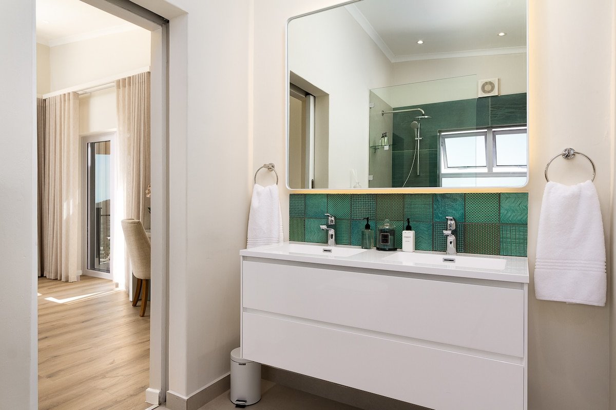 NEW Stunning Haven With Breathtaking Ocean Views gallery image 5