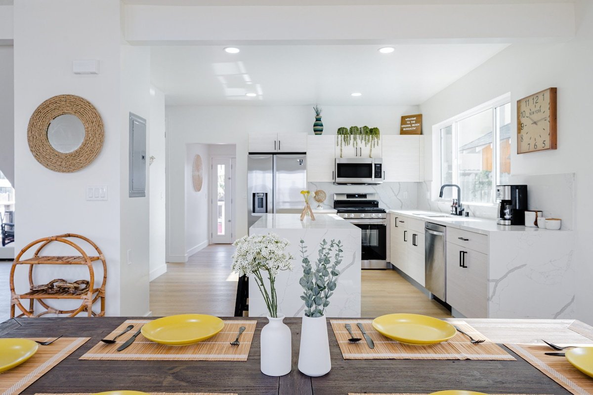 Luxury Beach Bungalow Steps to Sand and Pier gallery image 5