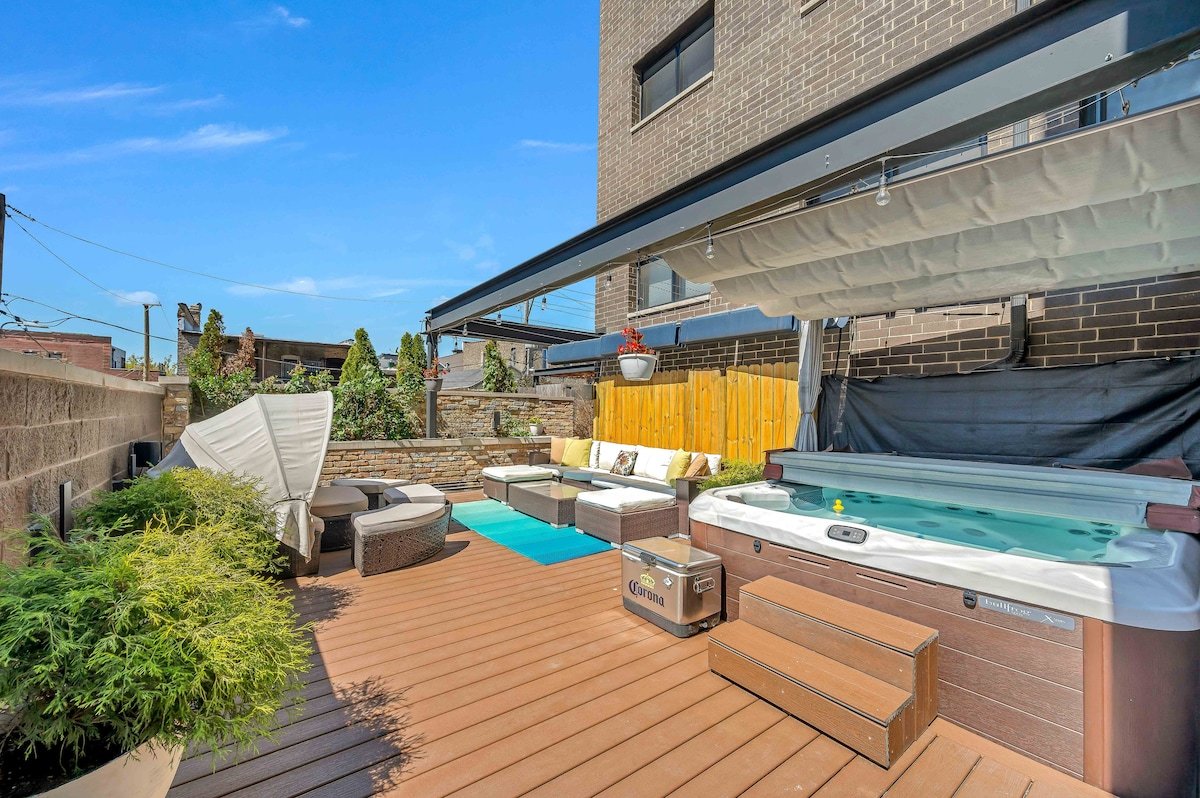 Superiorhaus Noble Square Sleeps 16 HotTub/RecRoom gallery image 3