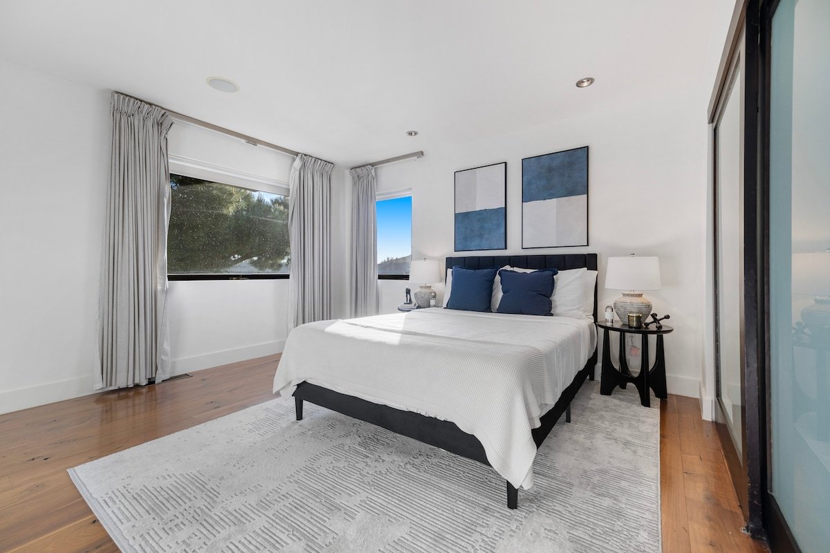 Summitridge: A Chic Sanctuary w/ Panoramic Views gallery image 4