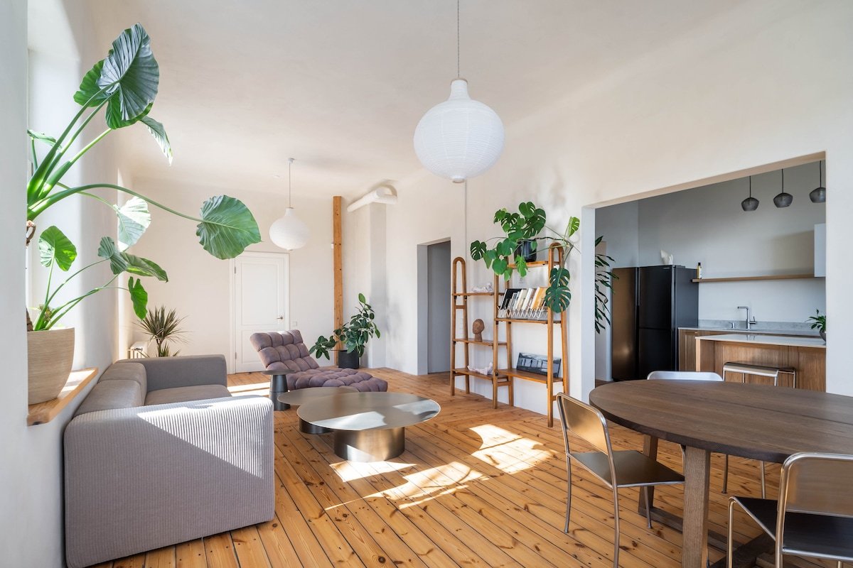 Charming flat | beautiful riverside views gallery image 3