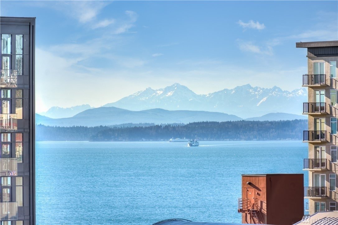 Cozy Belltown Condo with amazing Elliott Bay Views gallery image 2