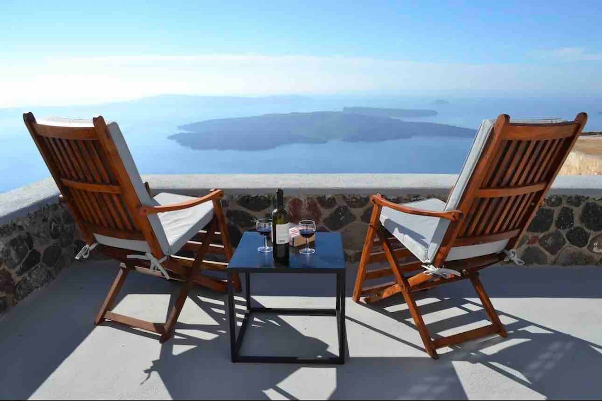 Private Villa for 6 with caldera view gallery image 3