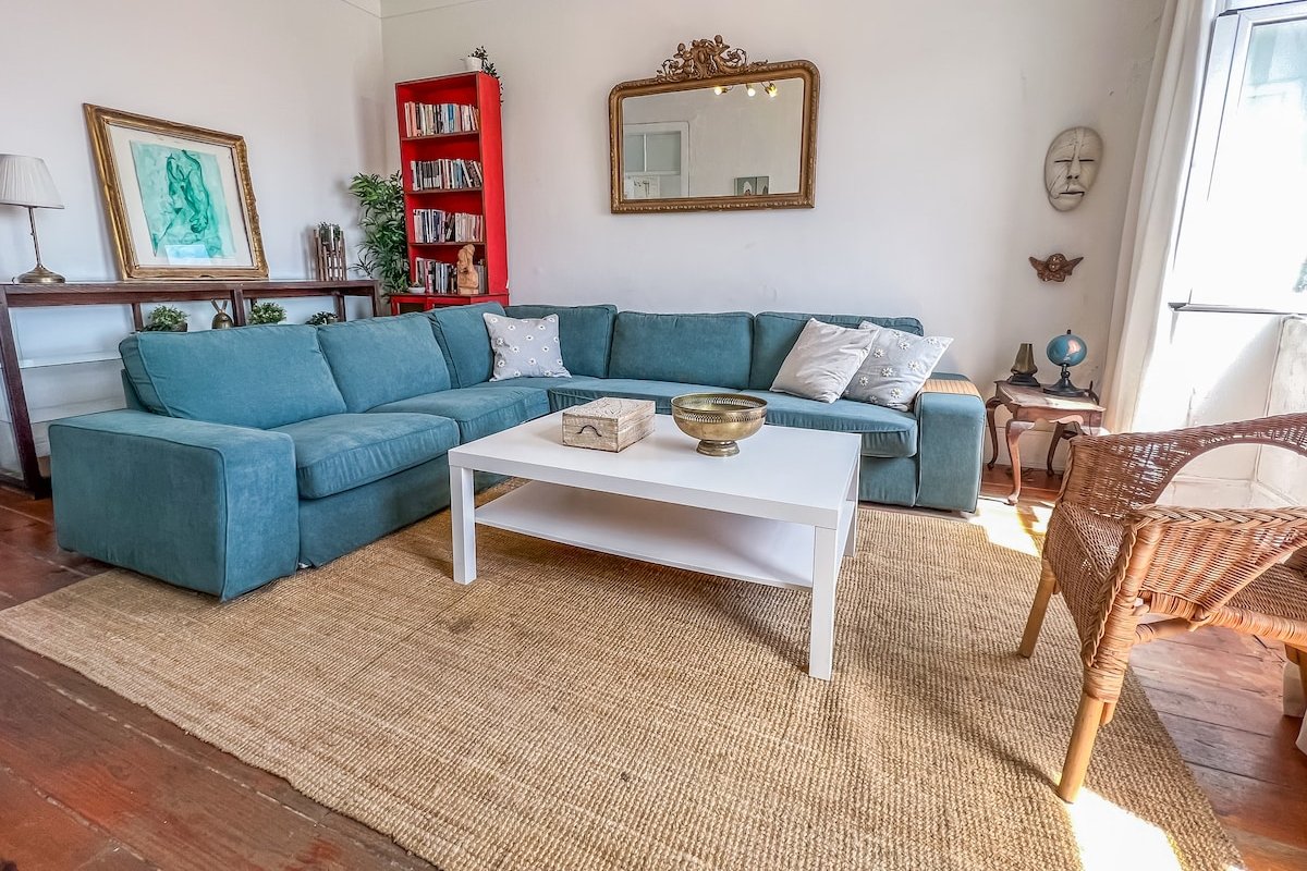 Charming 6 Bedroom Apartment w/ River View gallery image 4