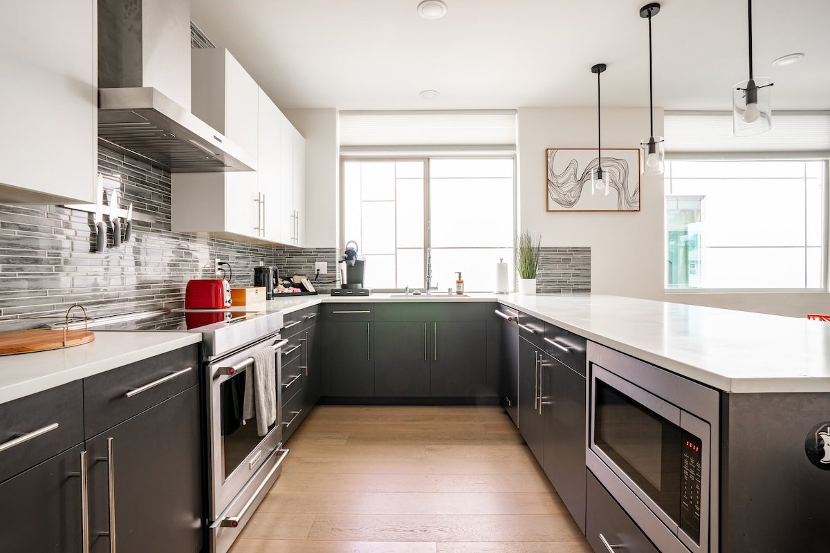 Chic Seattle 4BR | Rooftop Deck+Prime City Access gallery image 3