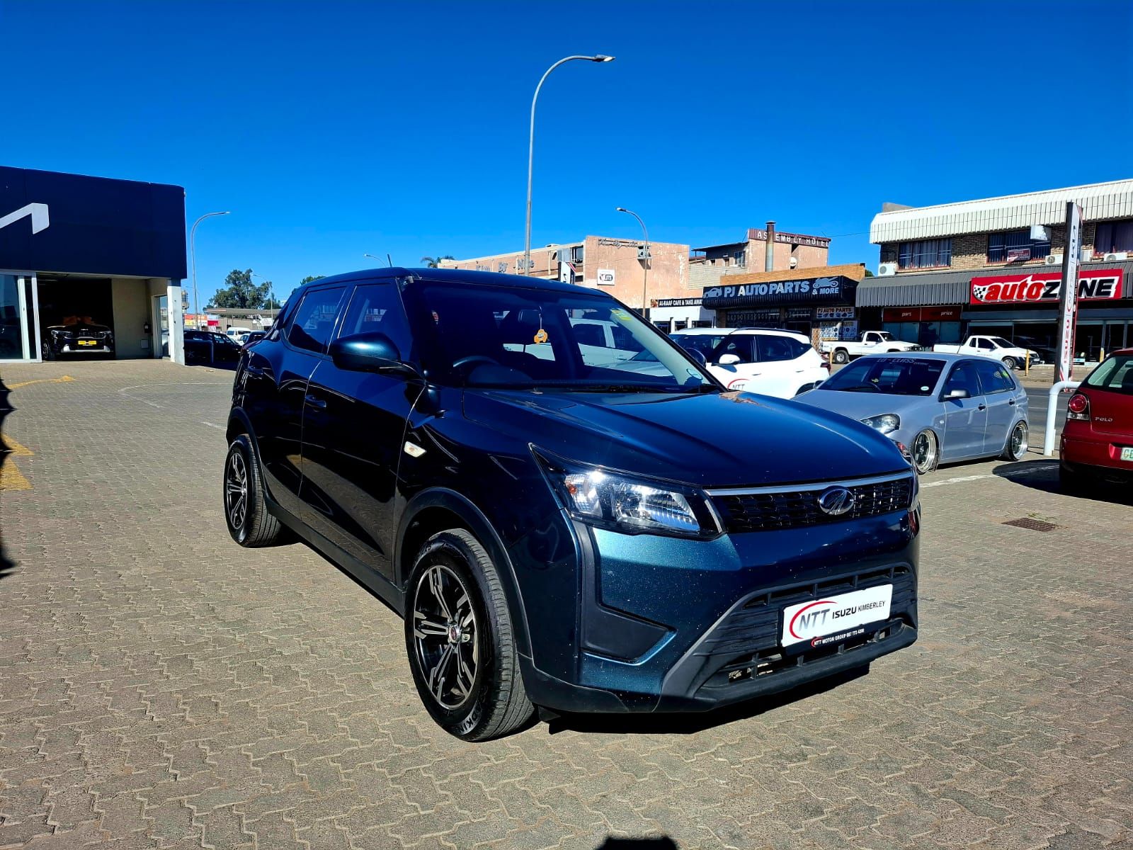 MAHINDRA XUV300 1.2T SE for Sale in South Africa