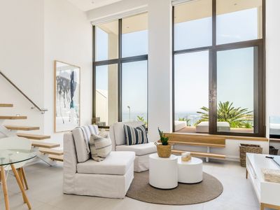 Stunning Ocean & Mountain Views in Camps Bay