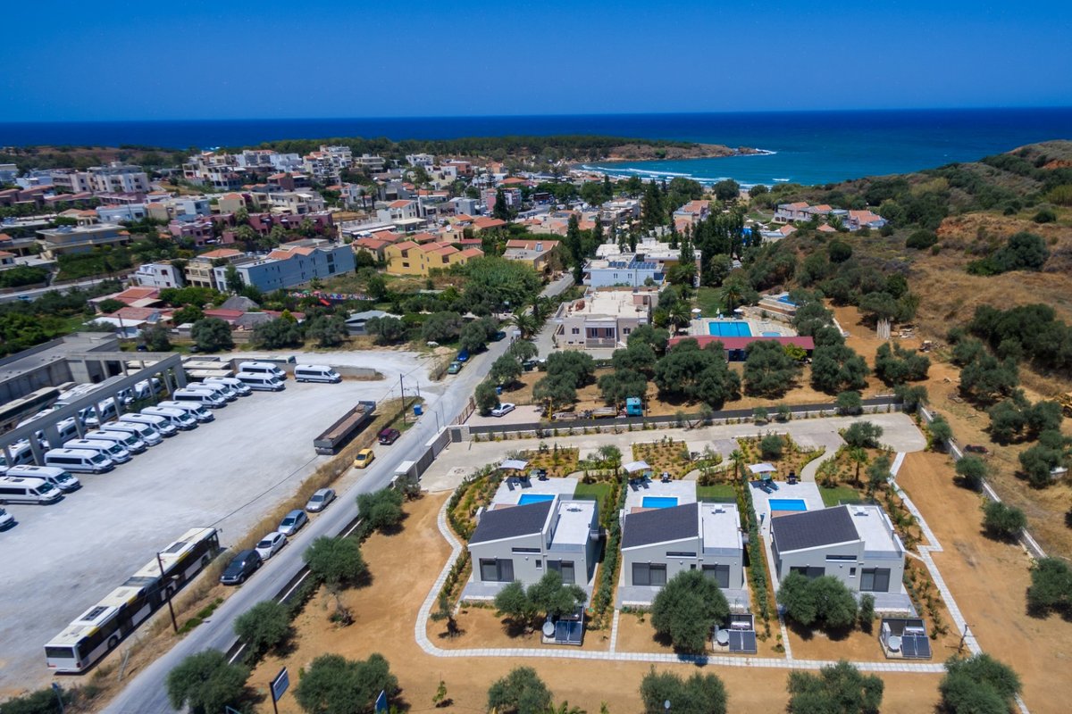 3Prvt Heated Pool-New villas 18 sleeps-Walk to ALL