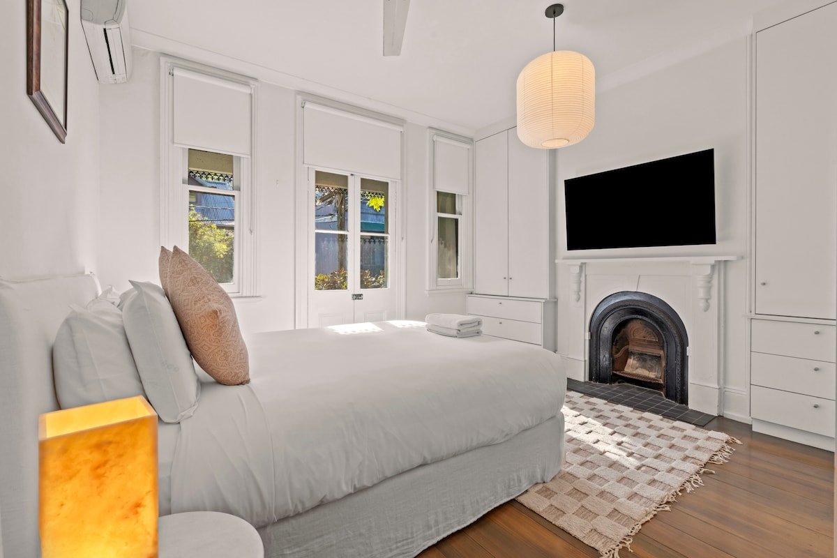 Darlo Dazzler – modern, light, comfy w AC + Deck gallery image 5