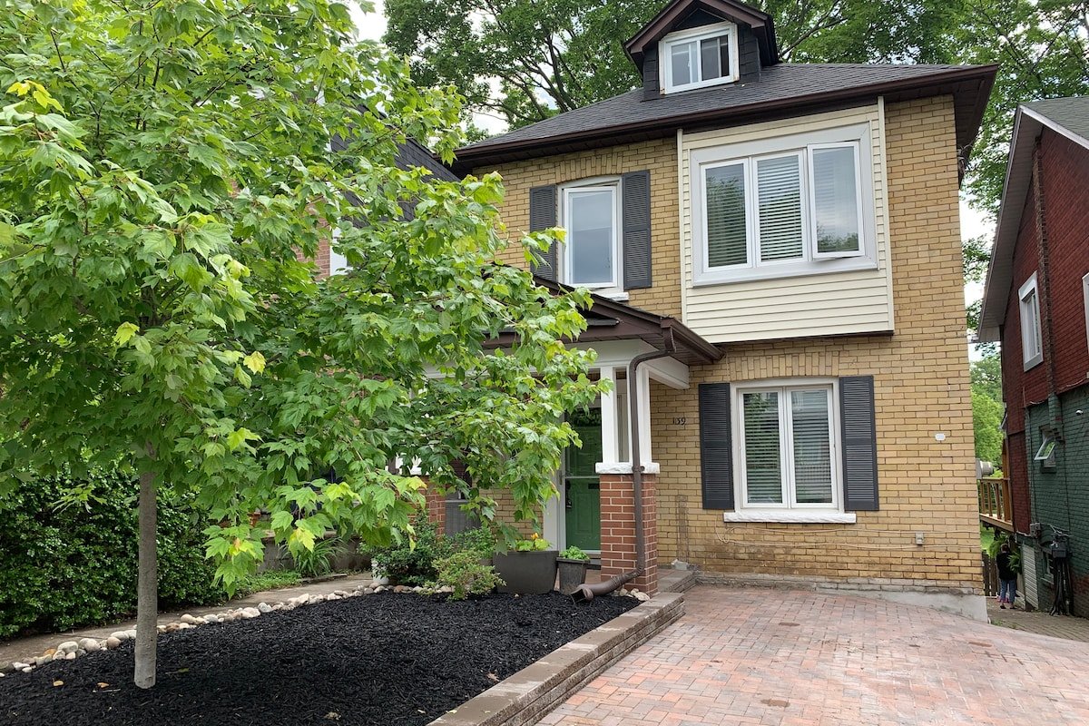 Upper Beach House Overlooking Park with Parking gallery image 3