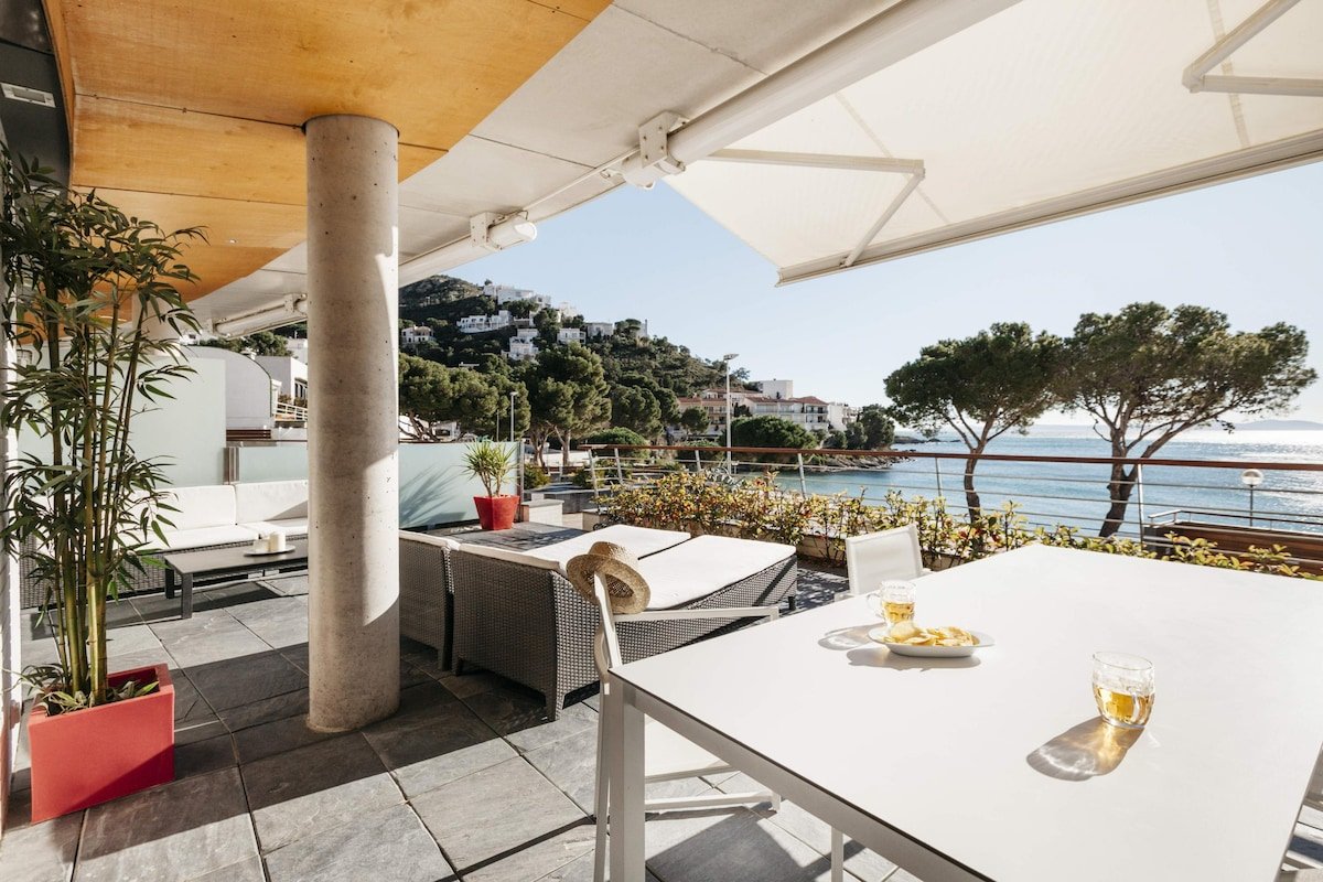 Beachfront two-bedroom apartment with sea views in gallery image 3