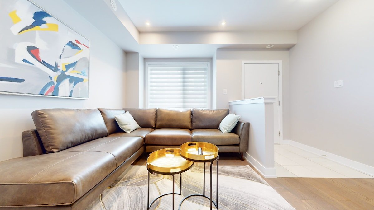 Spacious 5 Bedroom/5 Bath Townhouse gallery image 3