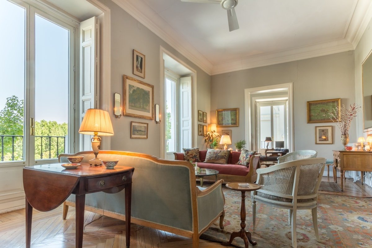 Elegant coorporate apart. with views of the palace gallery image 4