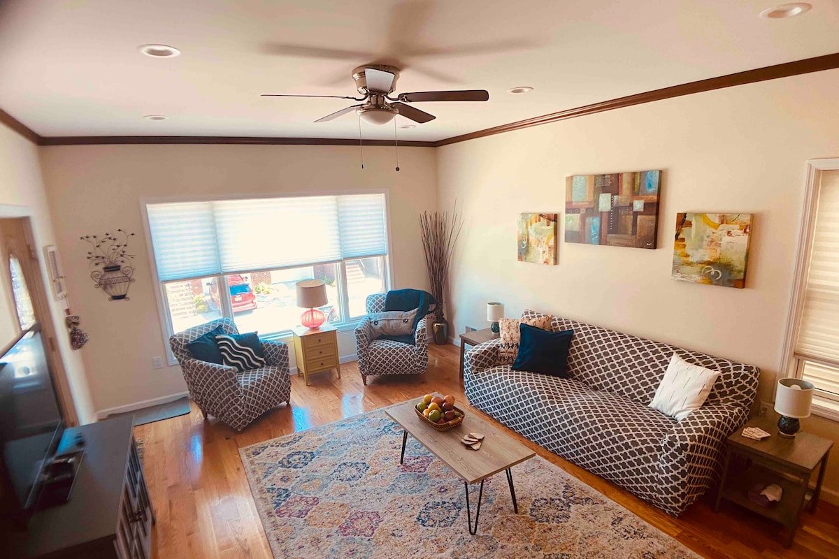 Spacious 4BR home 30 mins* from NY! Parking avail! gallery image 5