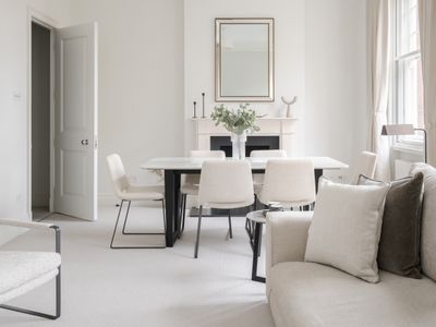 Spectacular Knightsbridge single level flat