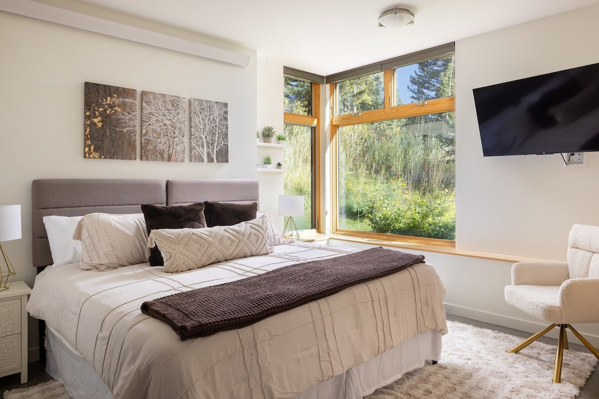 Luxury modern estate with guest house gallery image 5