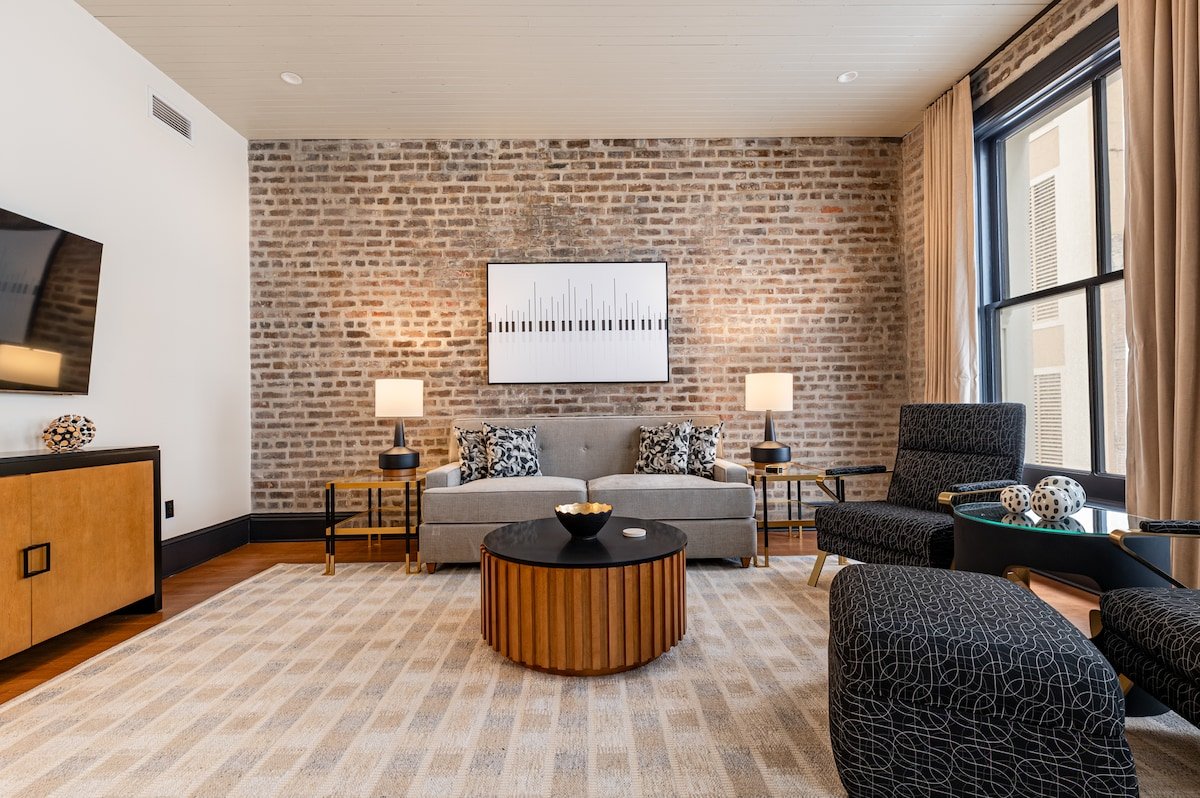 2BR Elegant French Quarter Escape | Mayfair Hotel gallery image 3