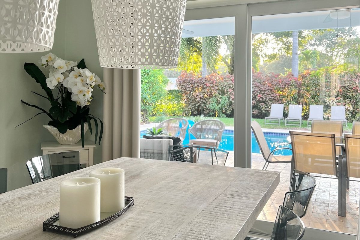 Spacious 4BR/3BA pool home, stylishly decorated gallery image 4