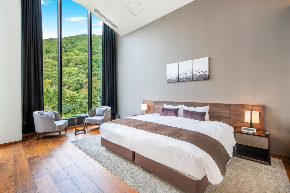 The Vale Rusutsu | 4BR Ski-in Ski-out Penthouse gallery image 4