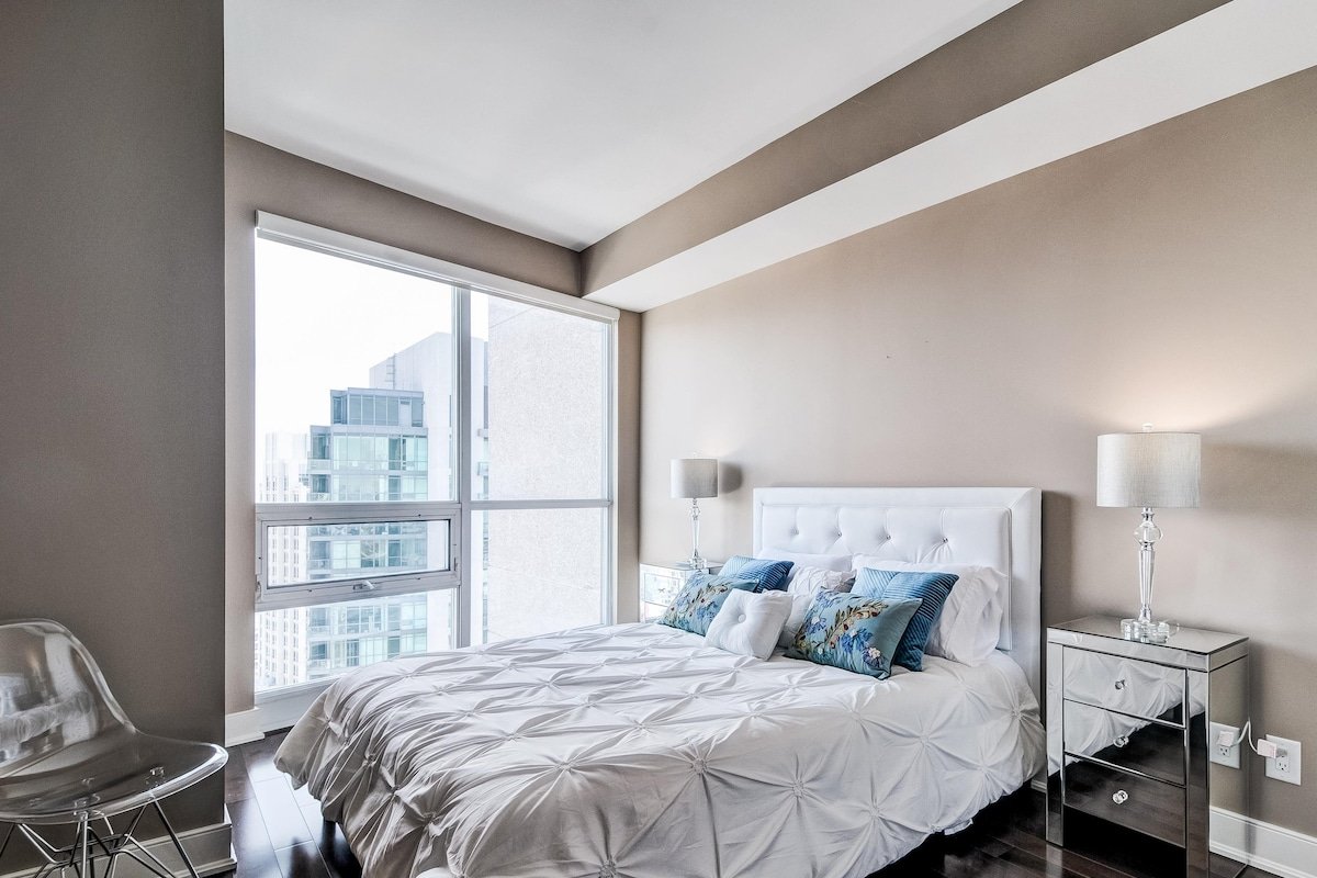 Bird’s Eye View Polished Penthouse Free Parking! gallery image 5