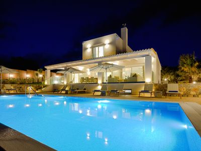 Villa Aquarius – 6 Bedrooms+ with heated pool