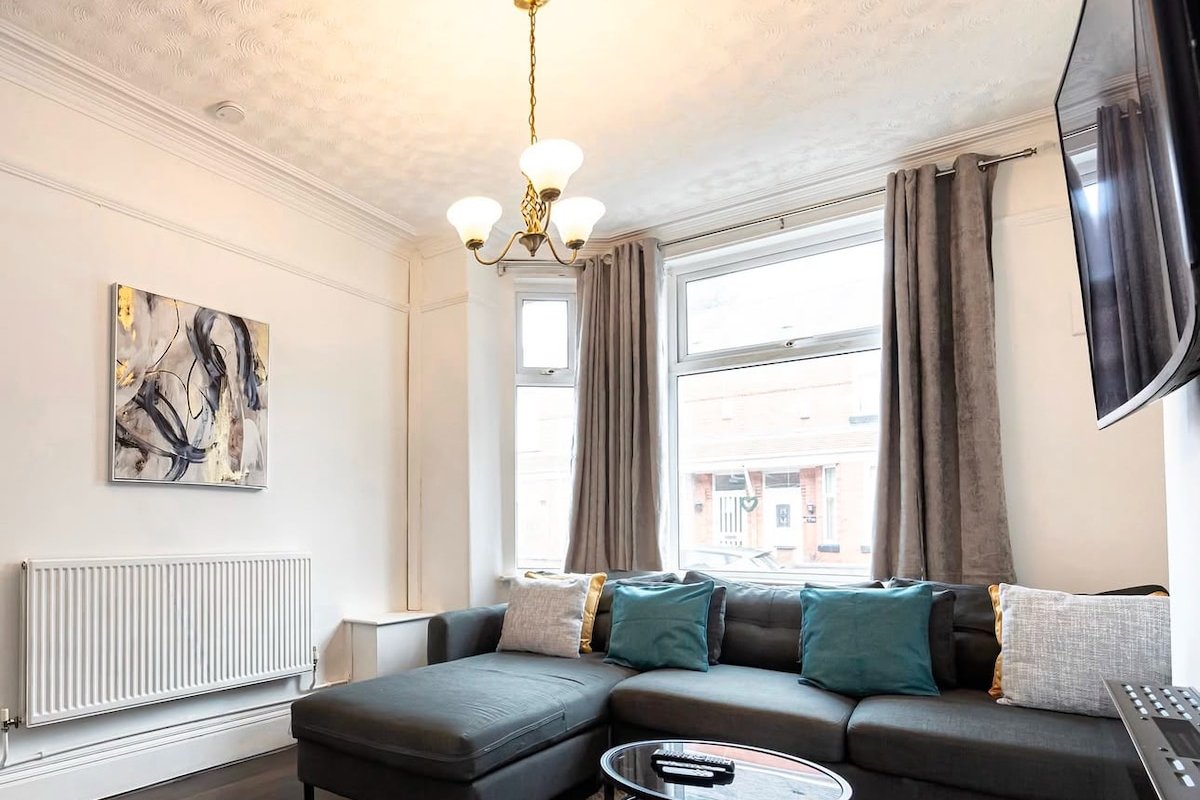 Old Trafford 3BR – Parking – WIFI – Sleeps 4 gallery image 2