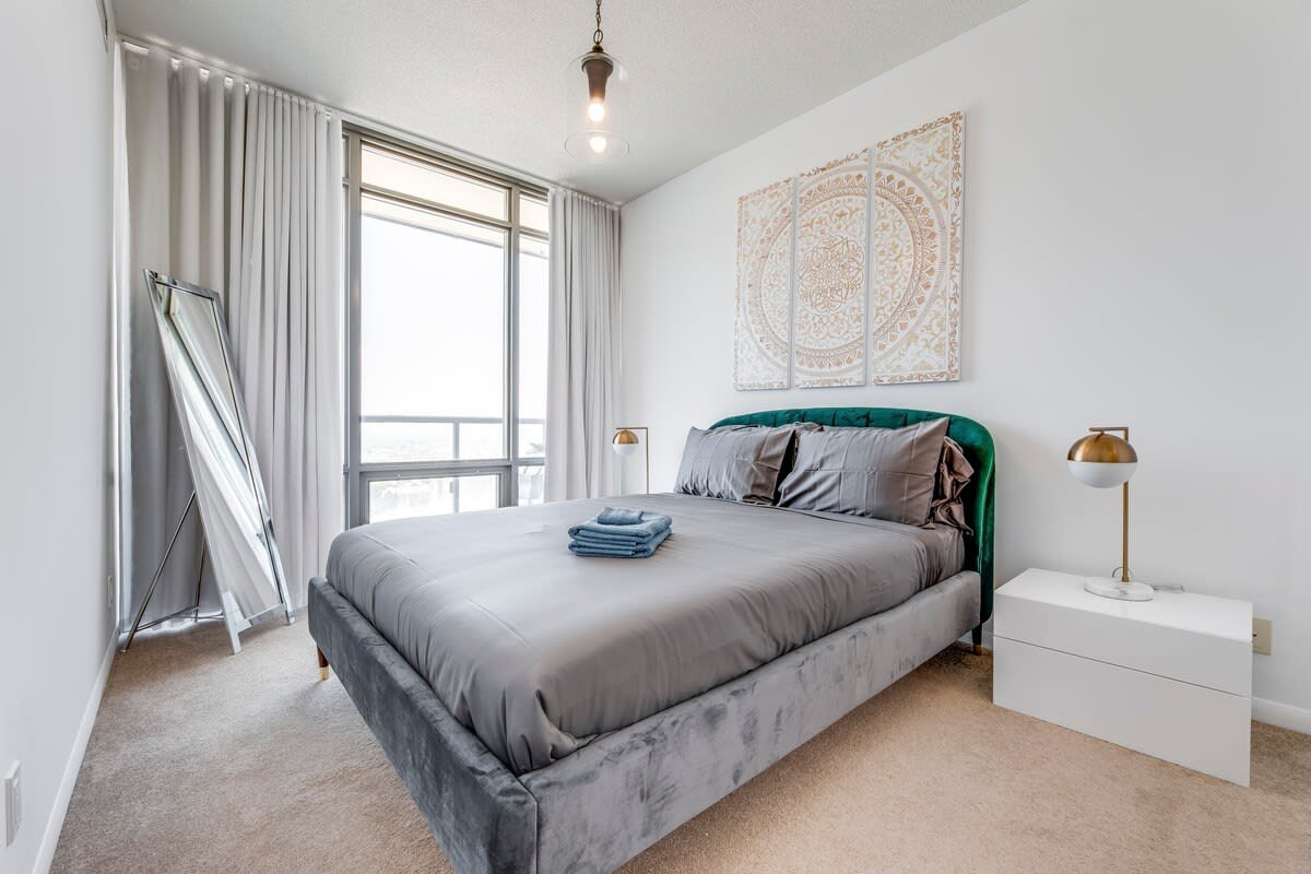 Sunny on Bay St. gallery image 4