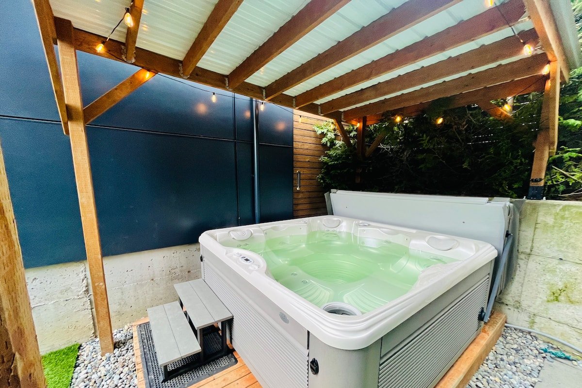 Urban Oasis with Hot Tub and Sauna gallery image 3
