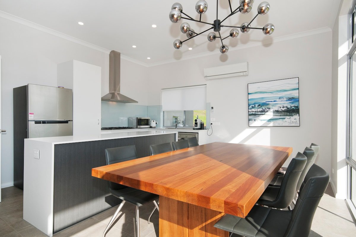 Peaceful Ridge Retreat – New Executive Residence gallery image 5