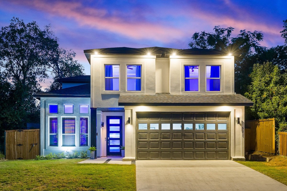 Retroland! | Hot Tub + Pool | Arcade | 7 min Dtown gallery image 4