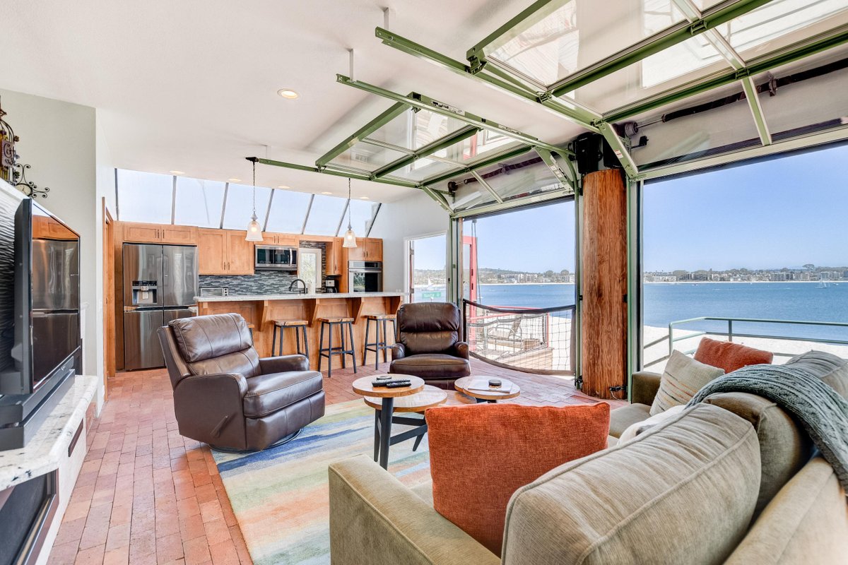 Bay Front, Roll Up Glass Walls, Roof deck Jacuzzi!
