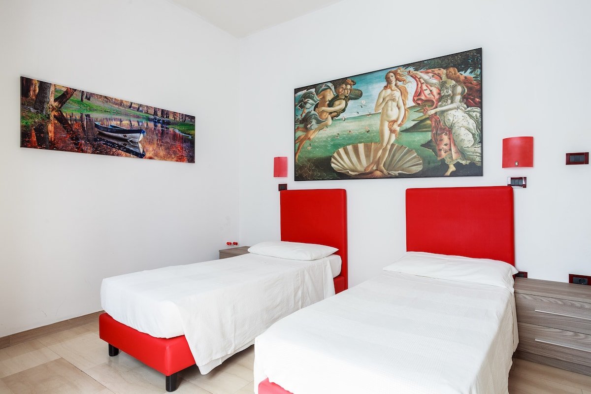 large, quiet, in front off the the Bologna’s fair gallery image 2