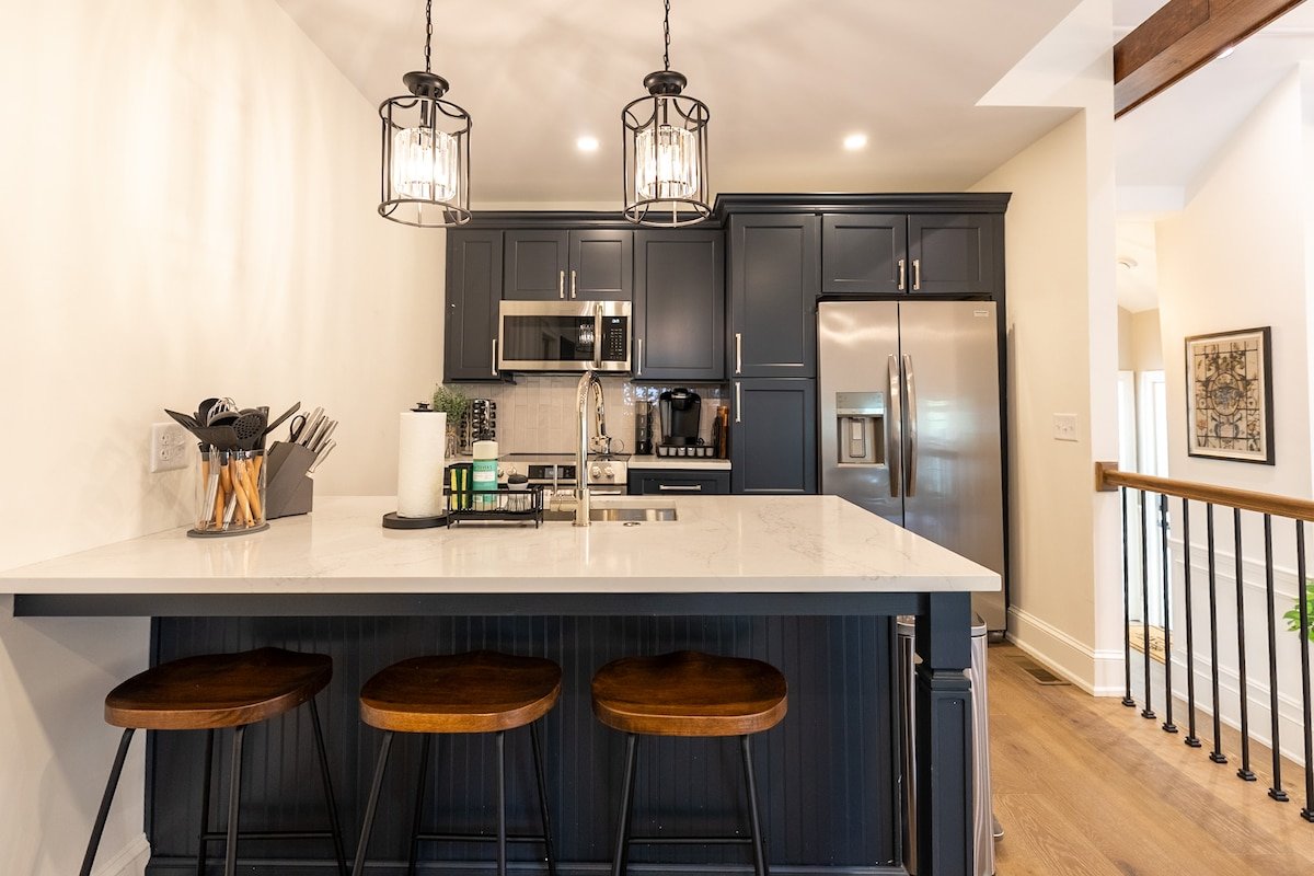 Huge 6BR 3Bath Retreat on College Hill. Rare Find! gallery image 5