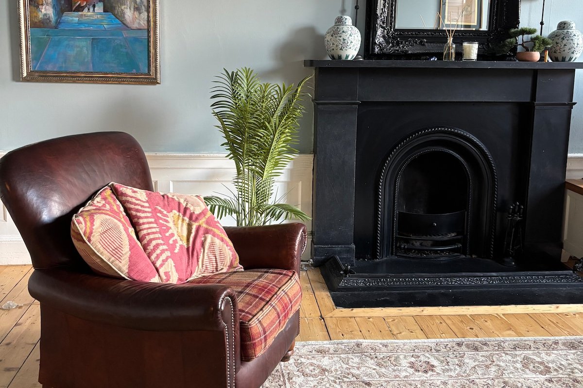 SALE! Enormous Luxury 4 Bed, Sleeps 8-10 gallery image 4