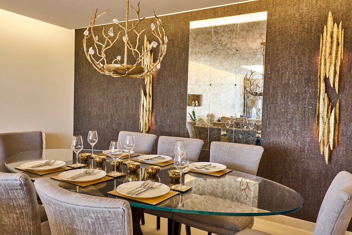 Stunning Hyde Park Panorama Luxury 4-Bedroom Oasis gallery image 5