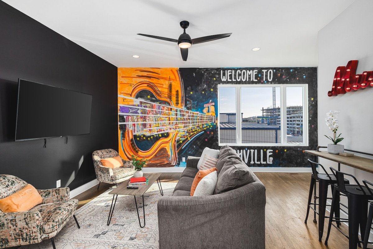 Rooftop Deck & Garage, 2 miles Downtown Broadway gallery image 3