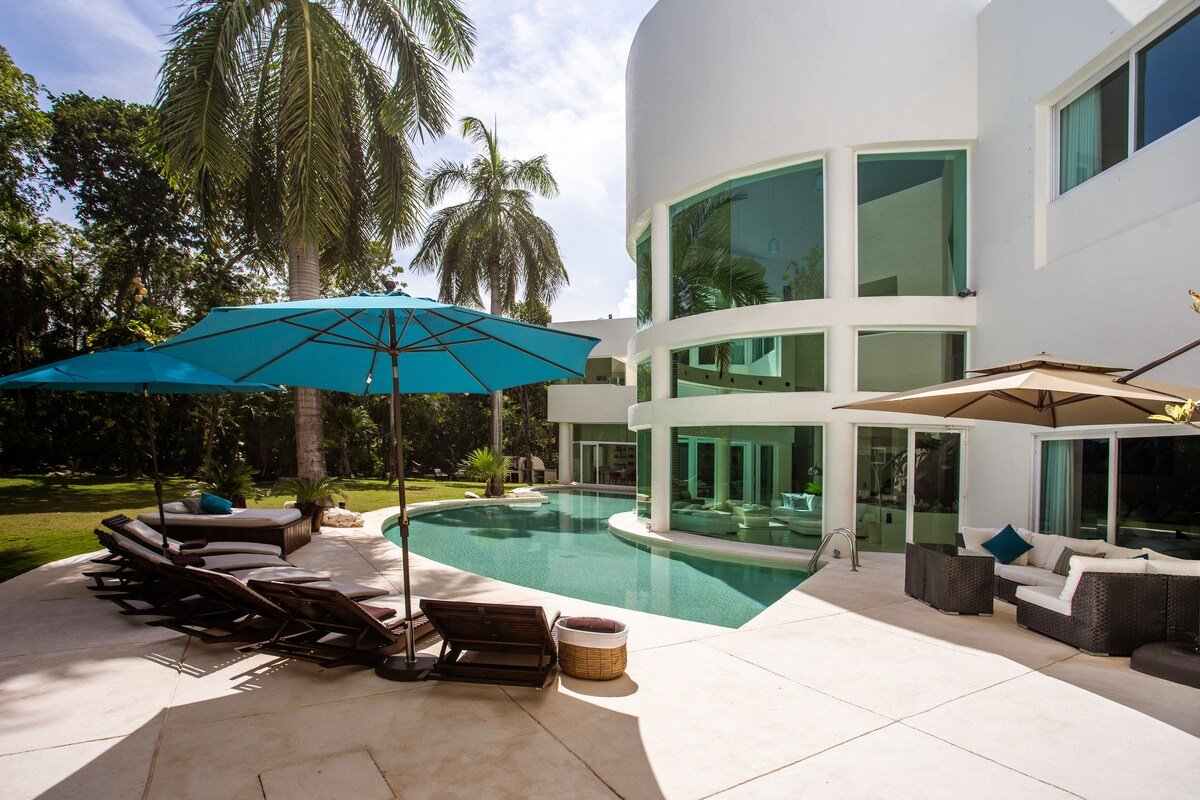Villa Aqua- Private Luxury Villa with Full Service gallery image 3