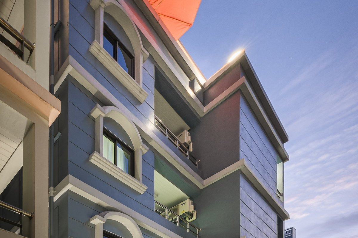 Near ChidLom BTS & CentralWorld + Airport Transfer gallery image 4