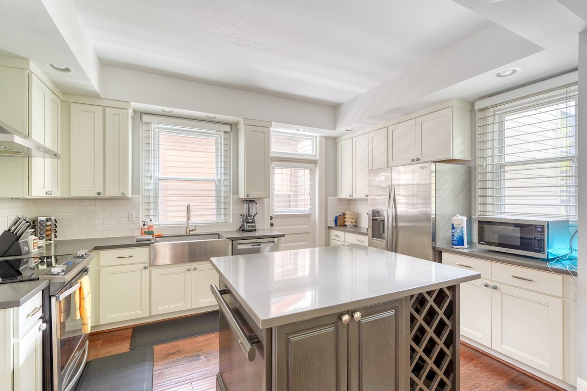 Massive Nob Hill Craftsman ~ 99 WalkScore, 8 beds gallery image 4