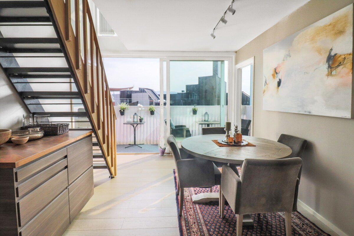 Luxury Living 3BR in CityCenter w/Waterfront View gallery image 3