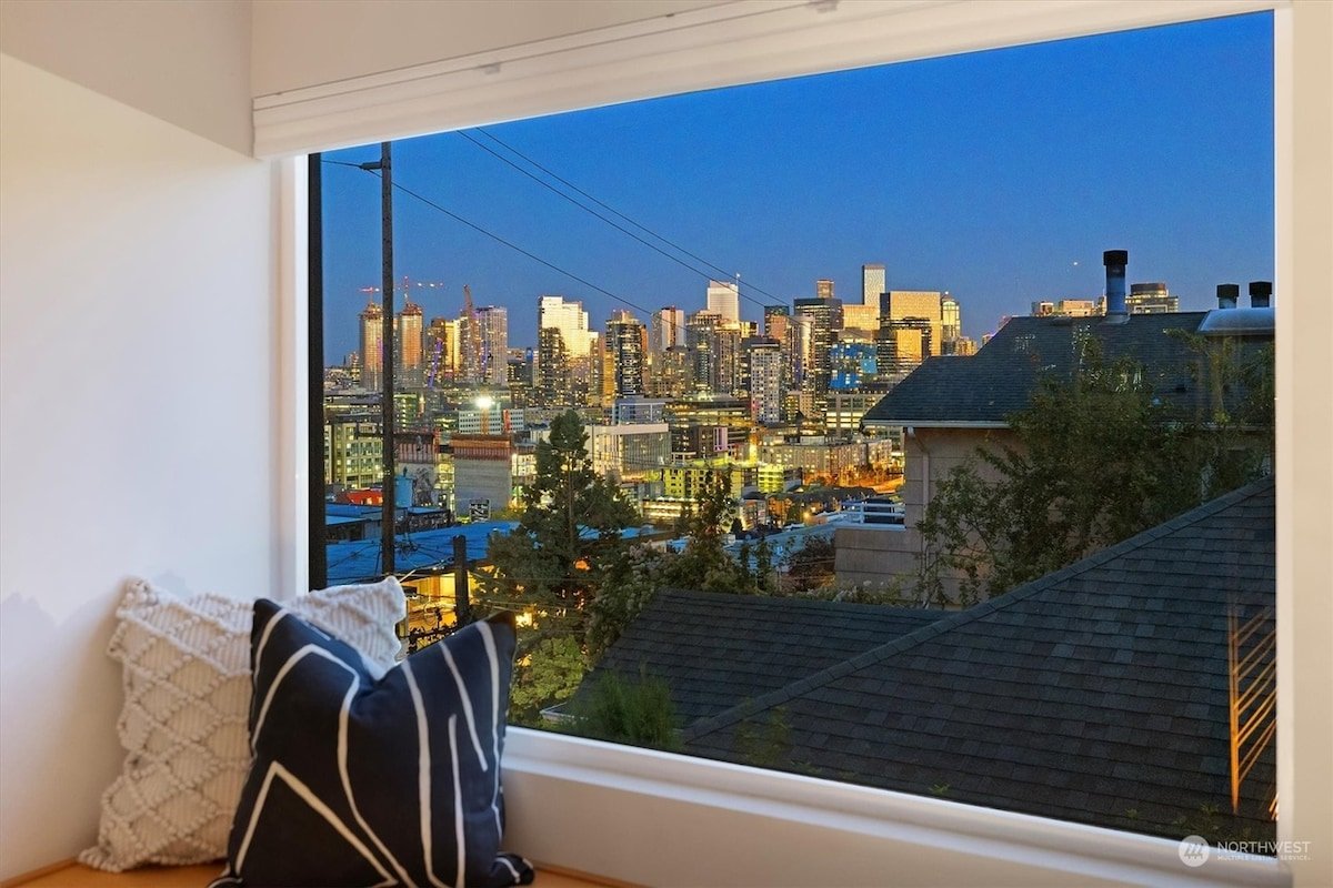 Gorgeous SpaceNeedle & City Views 4B3B gallery image 5