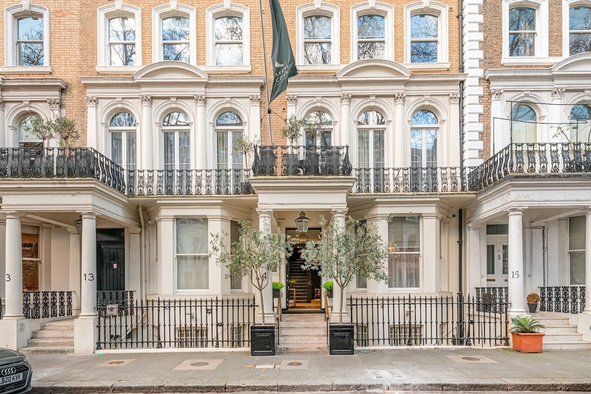 Knightsbridge Luxury 3 Bedroom Penthouse – Balcony gallery image 2