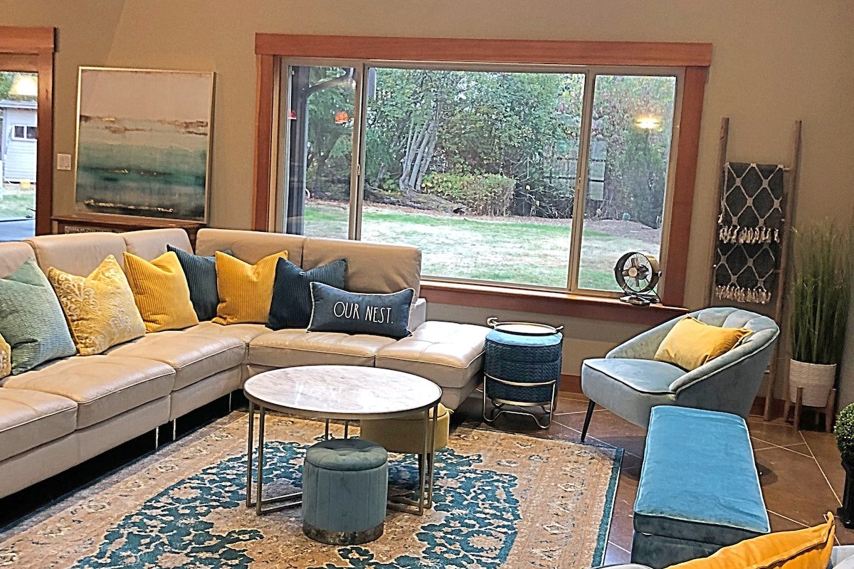 5 BR Farmhouse w/ Pool & Hot tub gallery image 3