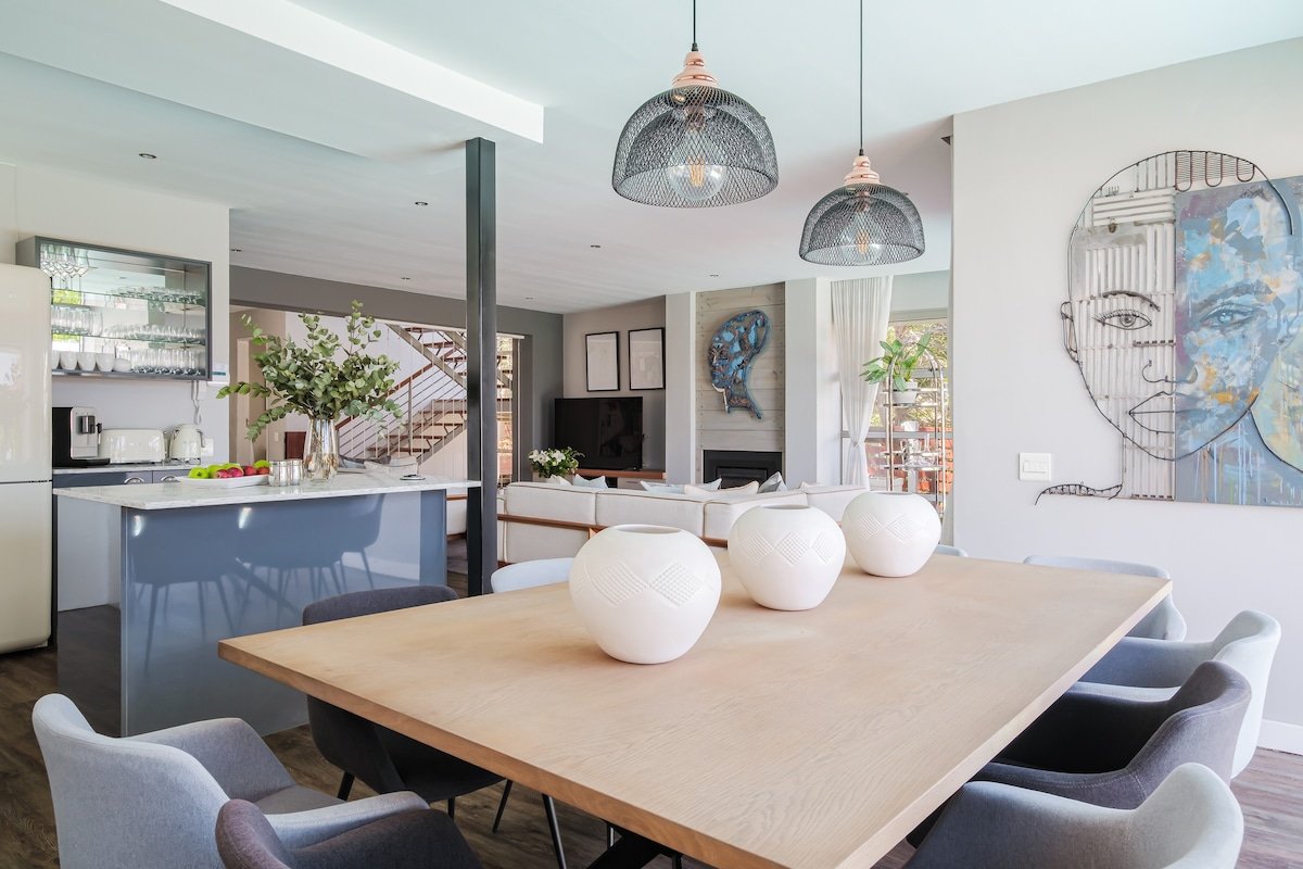 Luxurious Arty Villa close to beaches! gallery image 3