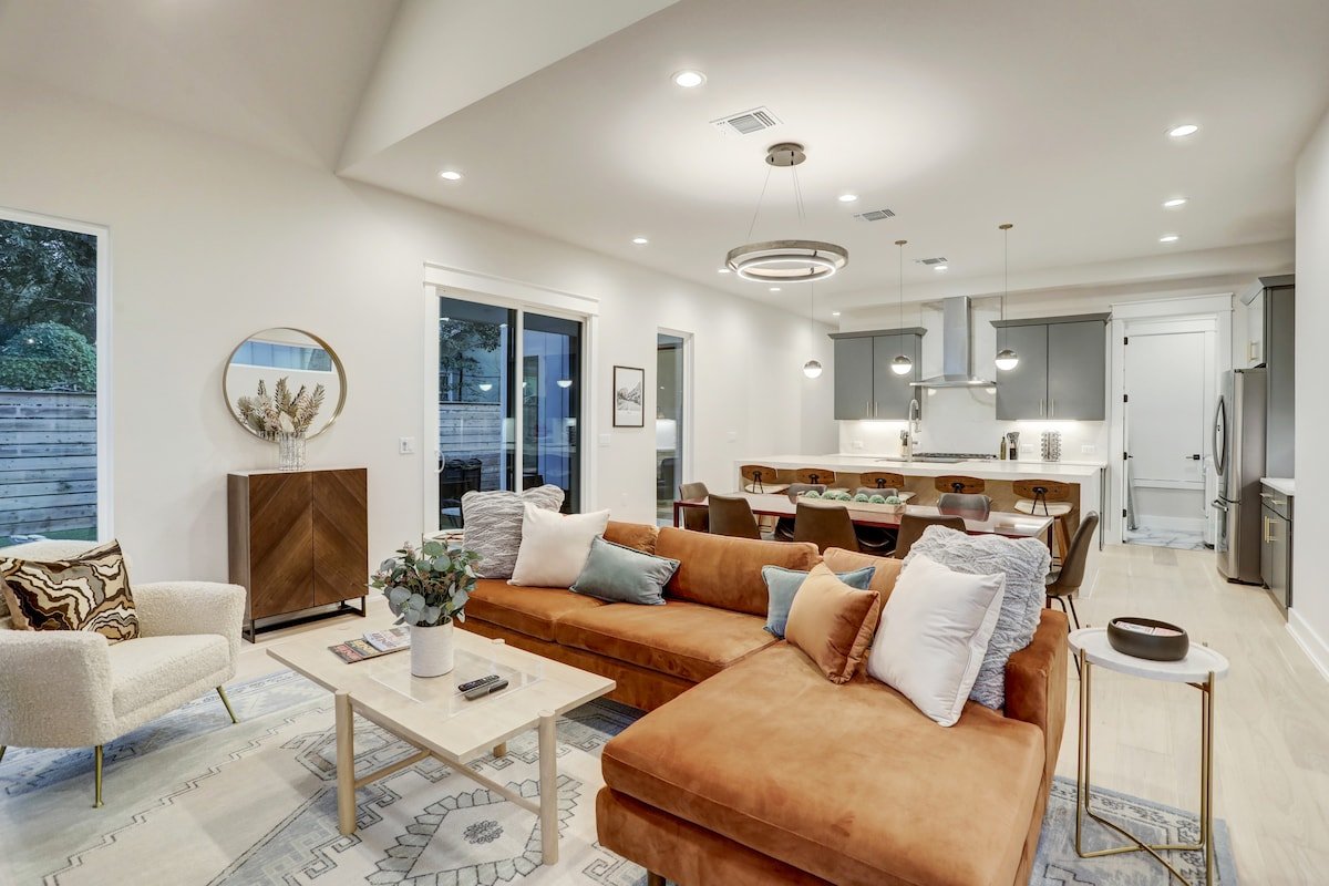 Bachelor(ette) House | East Downtown | Sleeps 24 gallery image 2