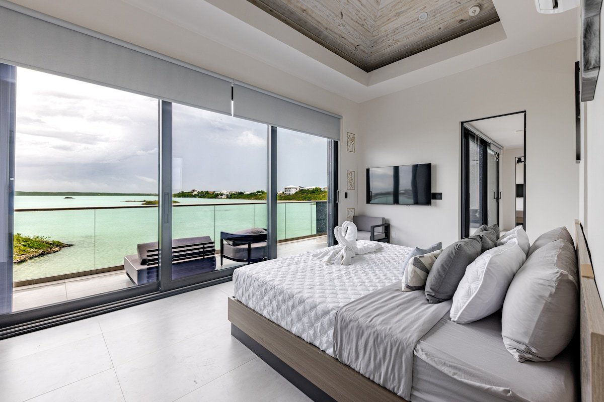 NEW Liquid Beach · 5 beds · 2 Pools + Rooftop gallery image 3