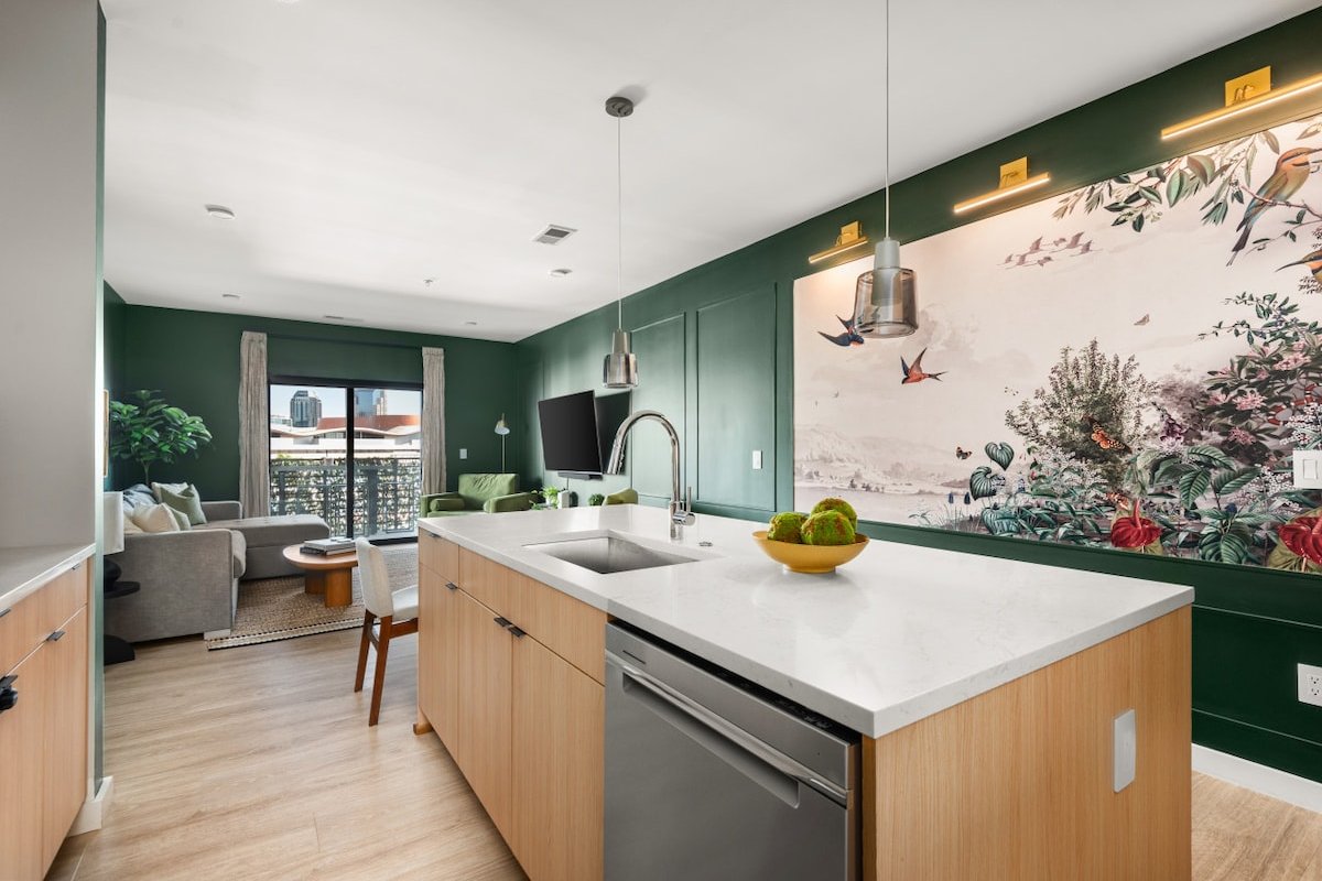 Music City BeeHyve | Balcony, Pool, Gym gallery image 2