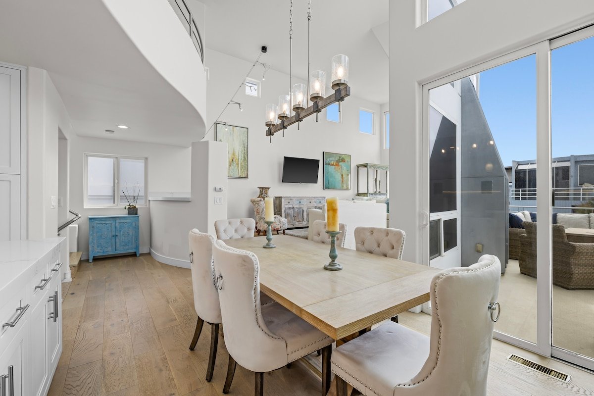 Stunning 4 story Manhattan Beach Sand Section Home gallery image 5